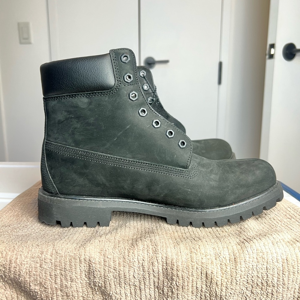Timberland Black Boots with High-Top Design and Padded Collar - Picture 7 of 13
